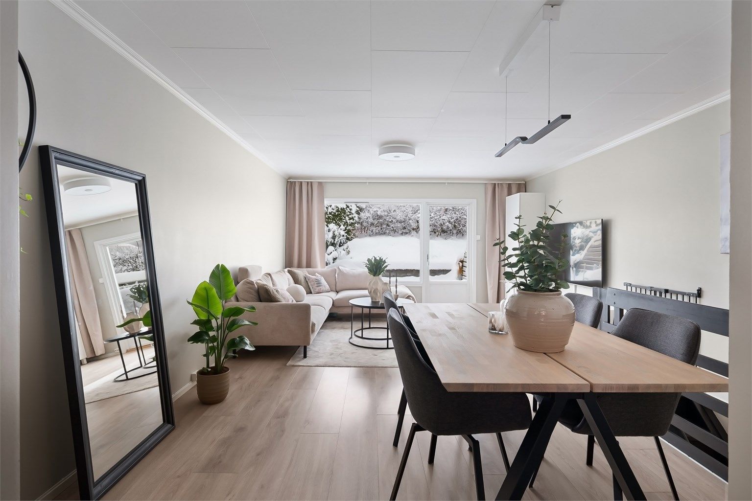 Lys og hyggelig stue med gode møbleringsmuligheter