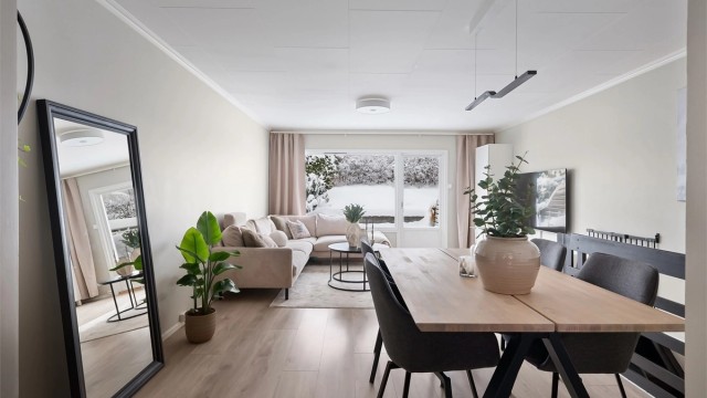 Lys og hyggelig stue med gode møbleringsmuligheter