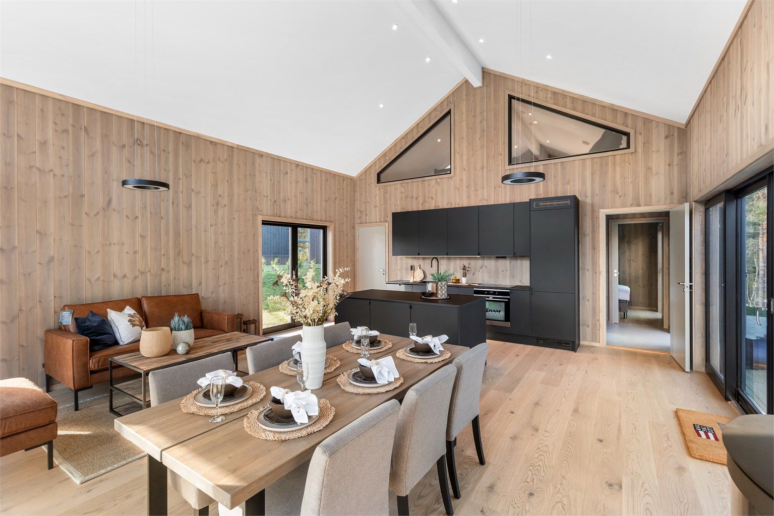 Innvendig er hytta høyreist og luftig.  Oppholdsrommet med skråtak og mange vinduer gjør stuen og kjøkkenet til et lyst og godt sted å oppholde seg.