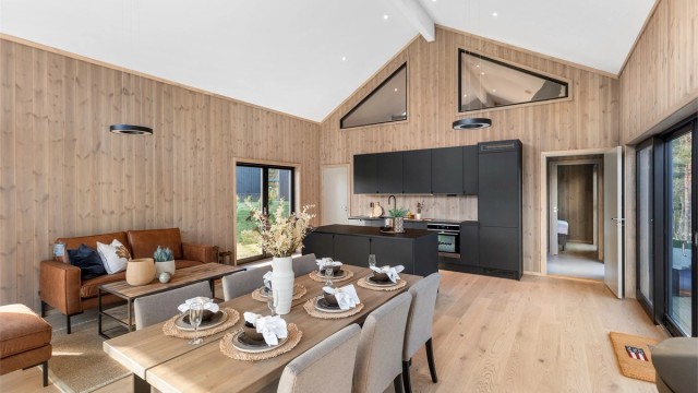 Innvendig er hytta høyreist og luftig. Oppholdsrommet med skråtak og mange vinduer gjør stuen og kjøkkenet til et lyst og godt sted å oppholde seg.