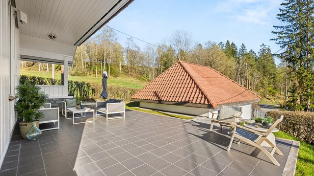 Den sydvendte terrassen er delvis overbygget og fungerer som en forlengelse av stuen på varme dager.