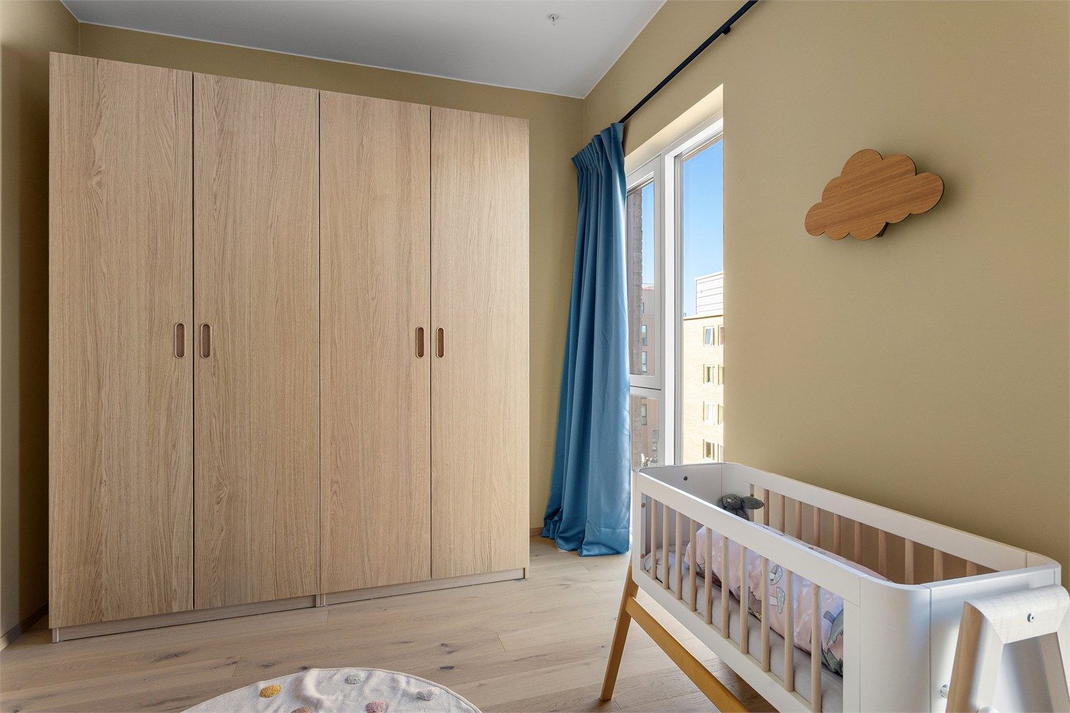 Godt med skapplass som gir enkel og ryddig oppbevaring.