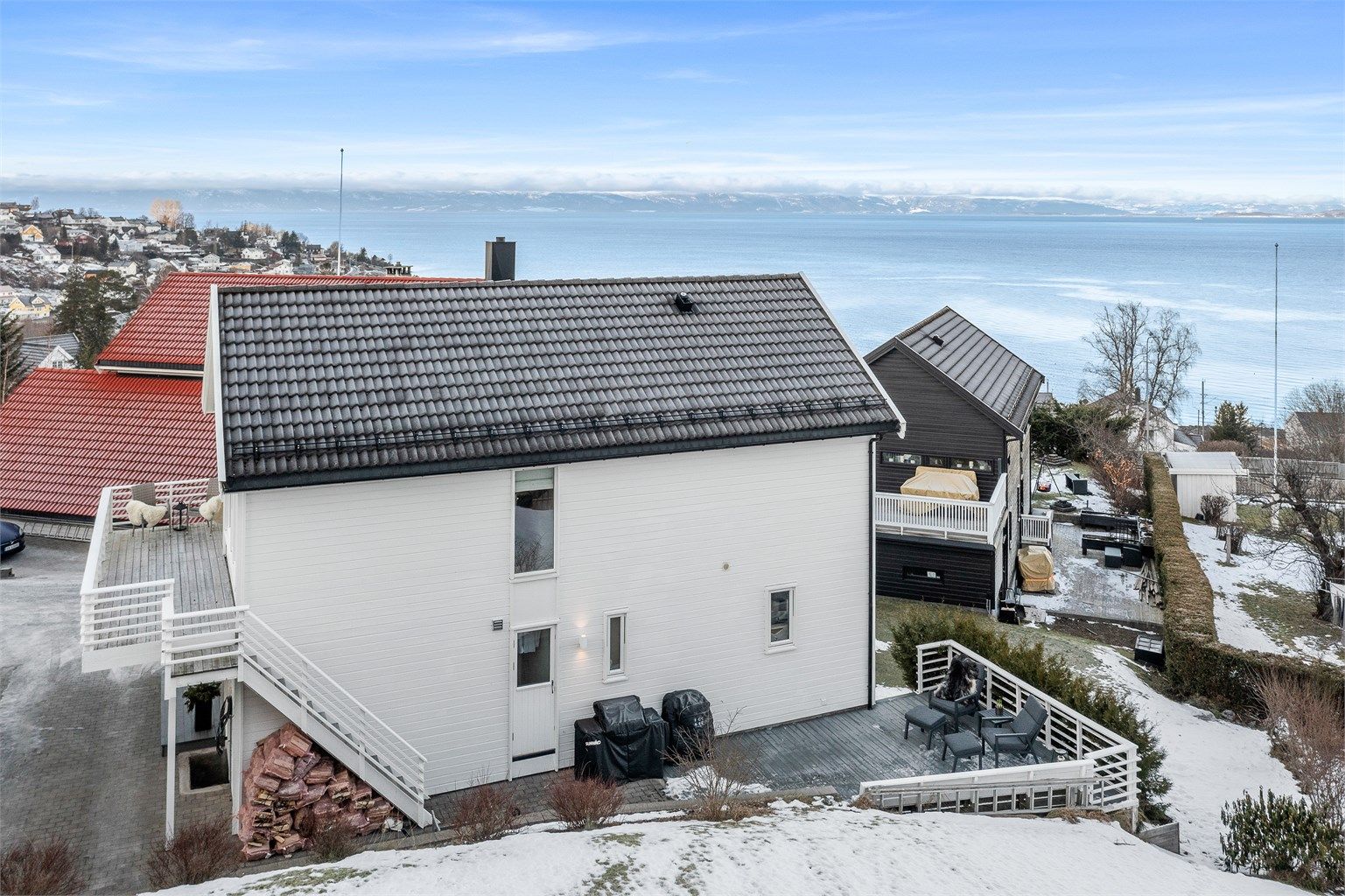 Dagligvarehandel gjøres enkelt med både Rema 1000 og Coop Extra i nærheten, samt et godt utvalg av servicetilbud ved Vikhammer senter og Malvik senter med blant annet apotek og vinmonopol.