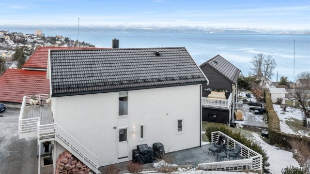 Dagligvarehandel gjøres enkelt med både Rema 1000 og Coop Extra i nærheten, samt et godt utvalg av servicetilbud ved Vikhammer senter og Malvik senter med blant annet apotek og vinmonopol.