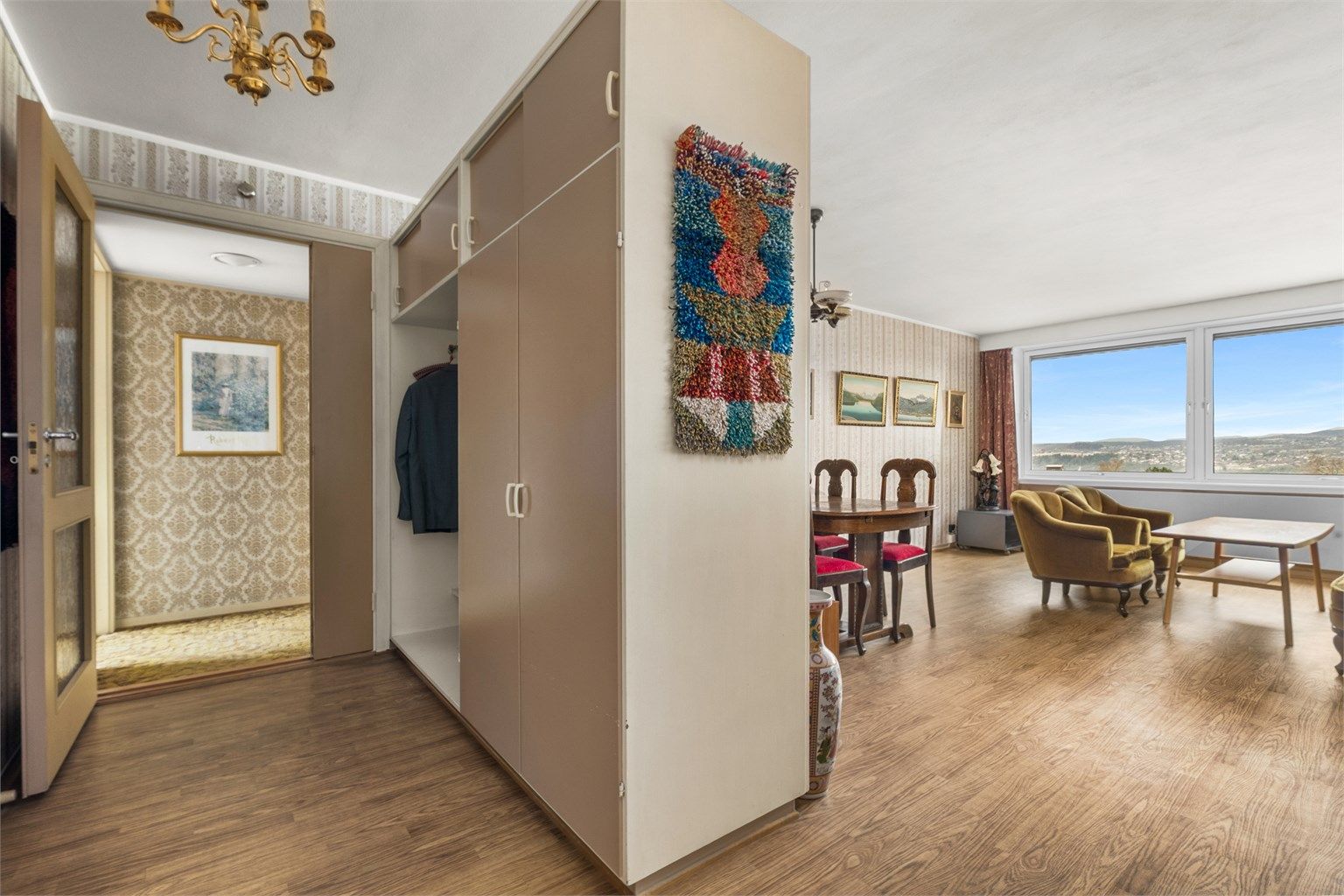 Innbydende entré med gode muligheter for oppbevaring av yttertøy og sko i integrerte garderobeløsninger. Leiligheten disponerer også en bod på 8 kvm i felles kjeller med ytterligere lagringsmuligheter. 