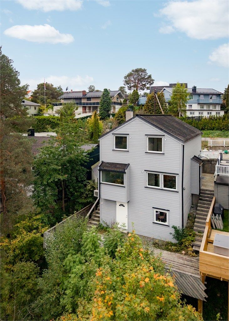 Boligen har etterisolert fasade fra 2019/2020 med liggende bordkledning og taktekking med asfaltpapp.