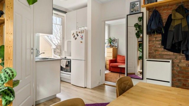 Leiligheten er meget arealeffektiv, og har plass til spisebord eller sofagruppe i stue og kjøkkenarealet.