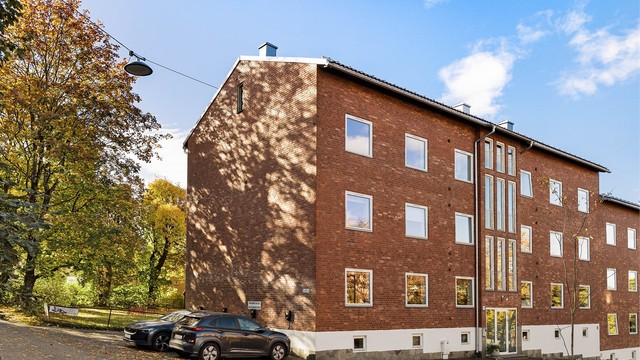 Leiligheten ligger i en klassisk boligblokk i tegl fra 1949, i en rolig blindvei på grønne Malerhaugen. Her bor du tilbaketrukket og skjermet, men med Ensjø torg, butikker og T-bane bare en kort spasertur unna.