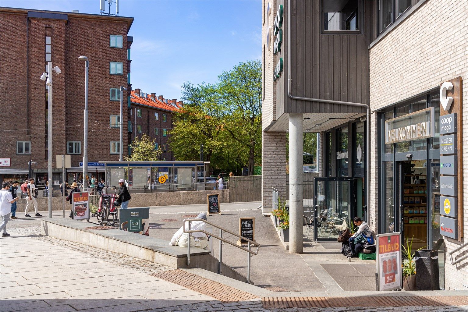 Carl Berner Torg, med blant annet en stor Coop Mega med ferskvaredisk, Kaffebrenneriet, apotek og blomsterforretning.