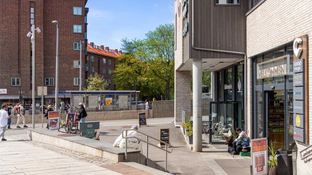 Carl Berner Torg, med blant annet en stor Coop Mega med ferskvaredisk, Kaffebrenneriet, apotek og blomsterforretning.