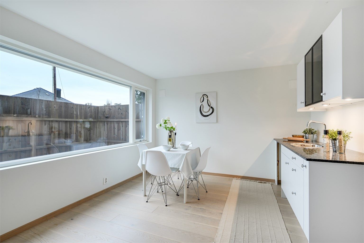 Det er god plass til en spiseplass ved kjøkkenløsningen.