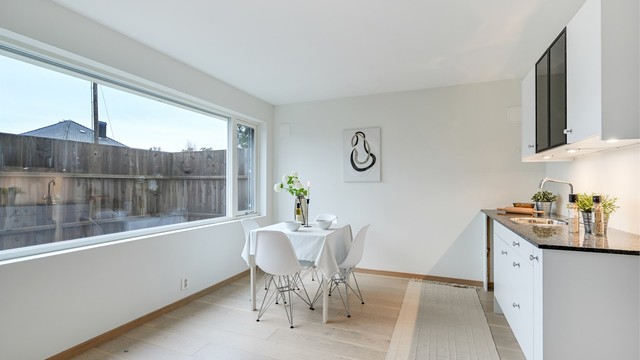Det er god plass til en spiseplass ved kjøkkenløsningen.