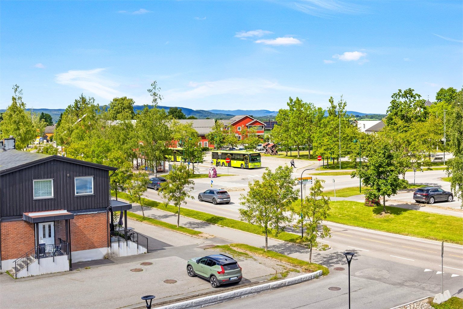 Ask terminal ligger kun 200 meter unna, med hyppige bussavganger.