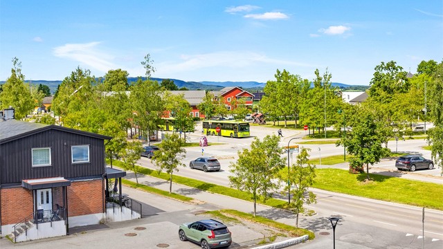 Ask terminal ligger kun 200 meter unna, med hyppige bussavganger.