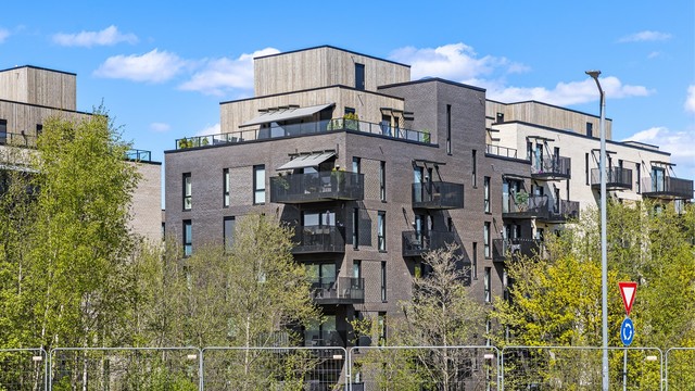 Leiligheten ligger i toppetasjen på et moderne bygg i Sameiet Trævarefabrikken, ferdigstilt i 2018.