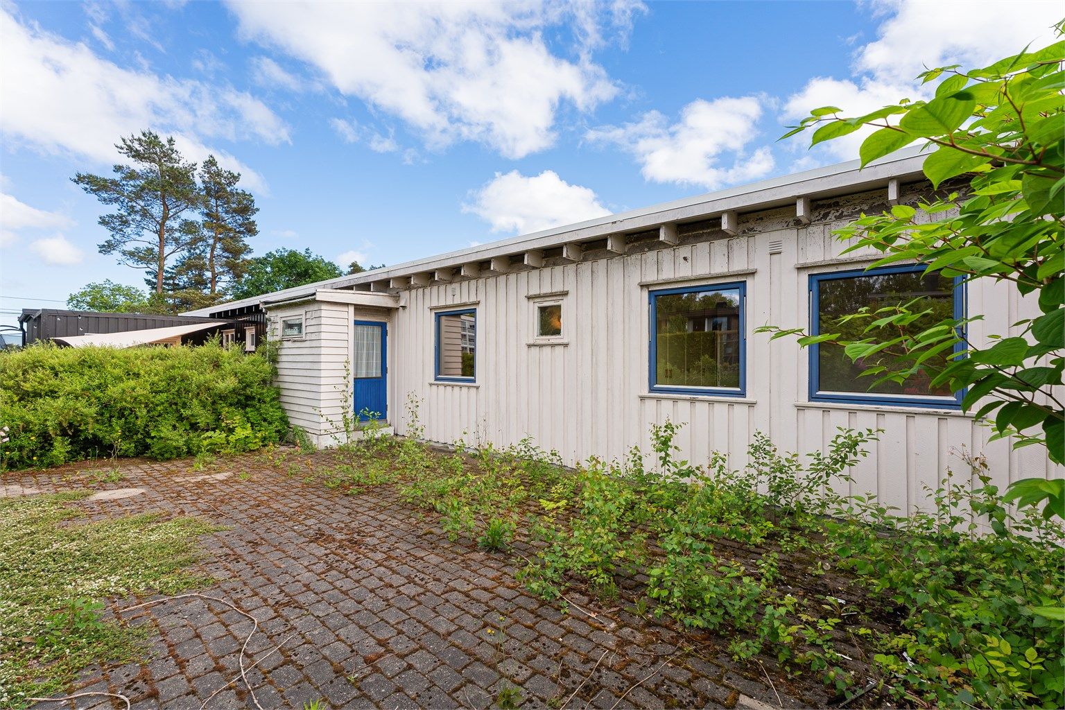 Uteplass med belegningsstein, stort potensiale til å skape sin egen oase med beplanting og hage