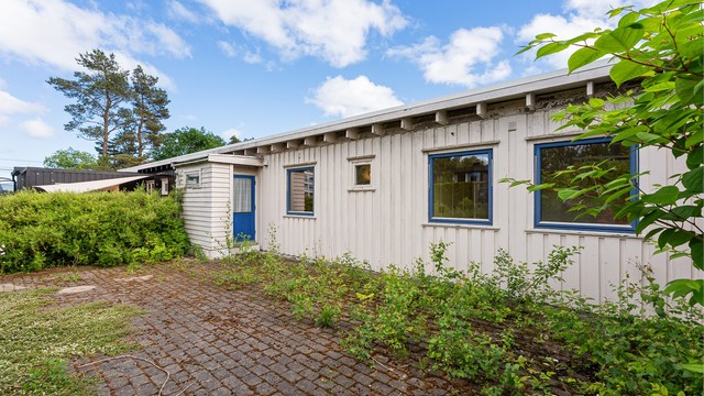 Uteplass med belegningsstein, stort potensiale til å skape sin egen oase med beplanting og hage