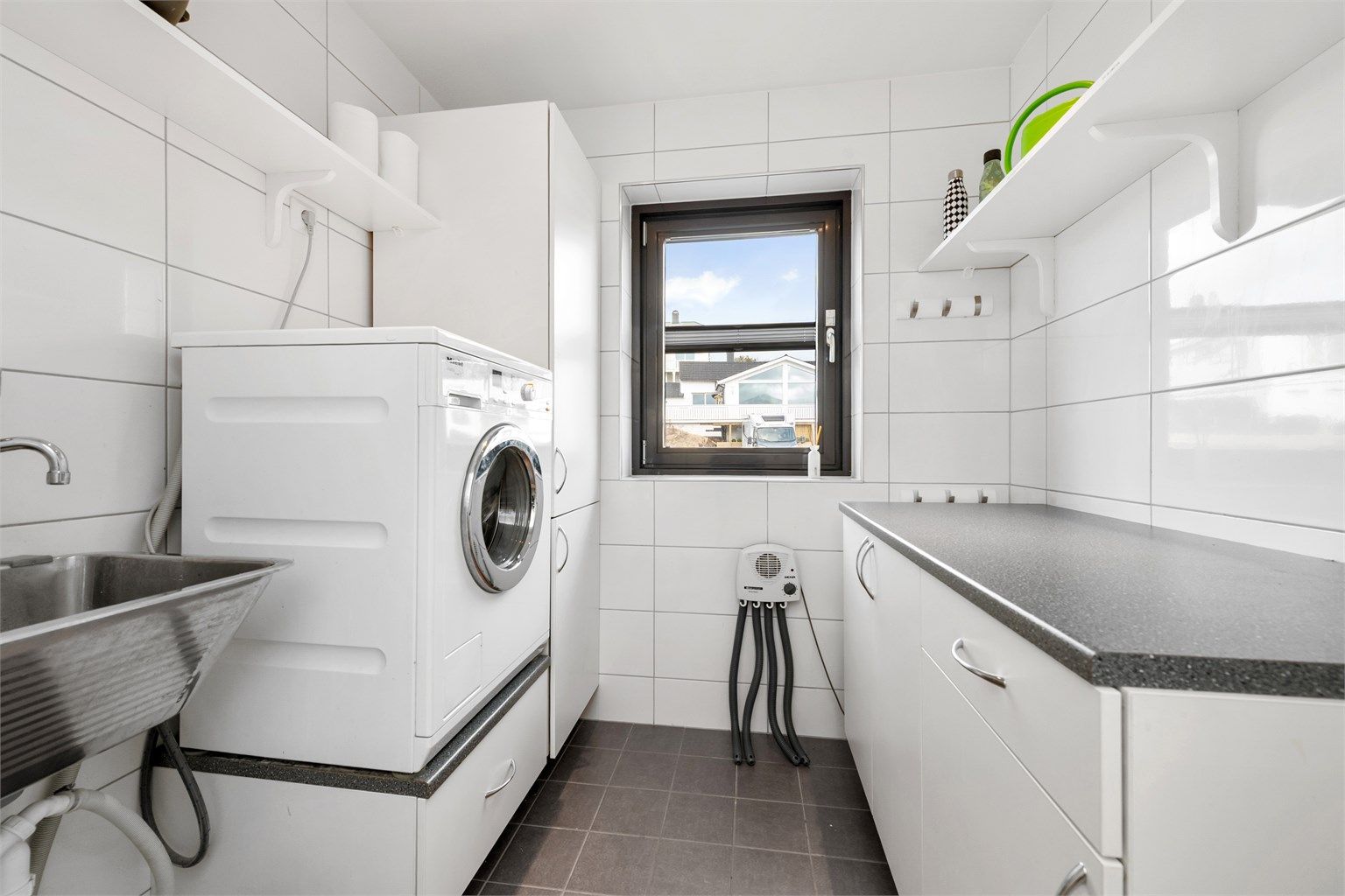 Vaskerom med innredning, stålvask og opplegg for vaskemaskin