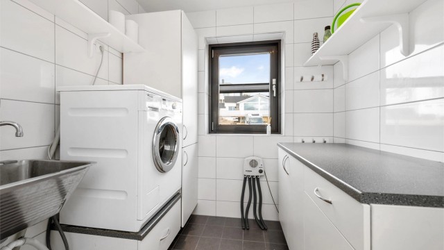 Vaskerom med innredning, stålvask og opplegg for vaskemaskin