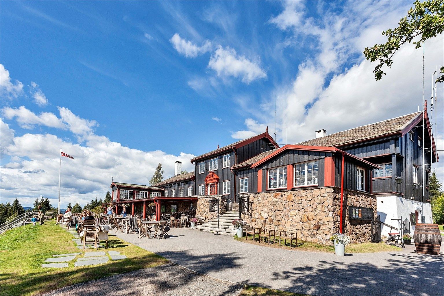 Fra leiligheten er en fin gåtur opp til Grefsenkollen med restaurant og flott utsikt