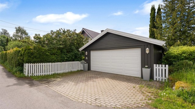 Parkering er godt ivaretatt med en frittstående dobbeltgarasje og en tilliggende enkelgarasje, totalt tre plasser. Begge har elektrisk portåpner.