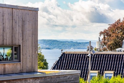 Utsikt til Oslofjorden og Vestfold, sett fra terrassen.