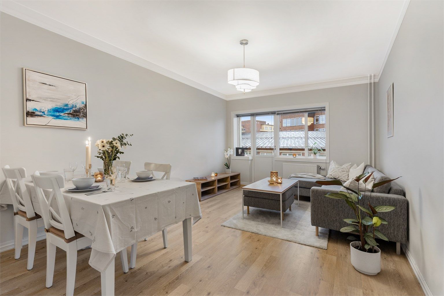 Det er også en naturlig plass å møblere med et spisebord.