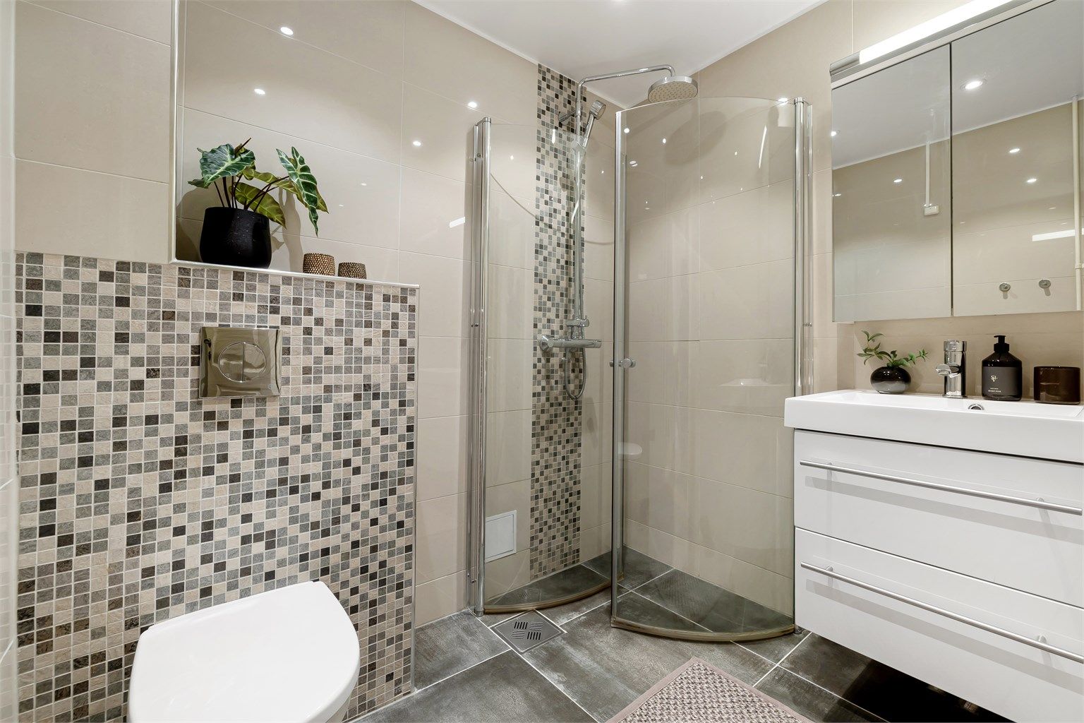 Pent flislagt bad fra 2016 med gulvvarme og nedsenket himling med downlights