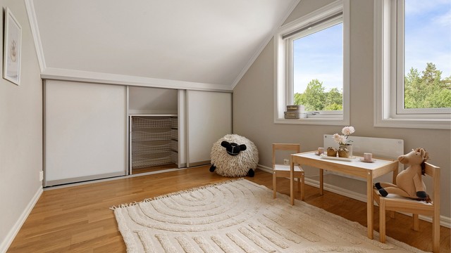 Soverom 4 ligger i 2.etg og er av god størrelse - Praktisk skyvegarderobe