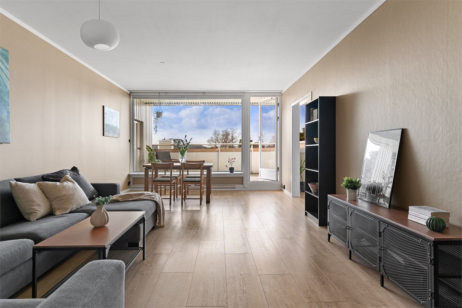 - Stuen fremstår meget moderne med nyere 1-stavs laminatgulv og vegger malt i en nydelig beige farge -