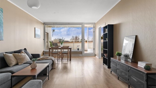 - Stuen fremstår meget moderne med nyere 1-stavs laminatgulv og vegger malt i en nydelig beige farge -