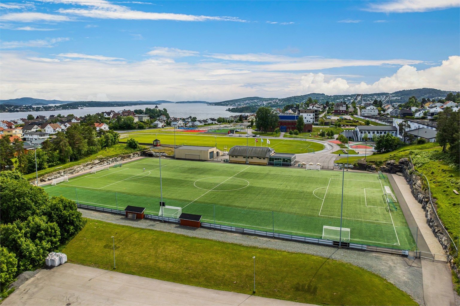 Kort gangavstand til fotballbanen på Furulund. Her spiller Brevik fotballag kamper.