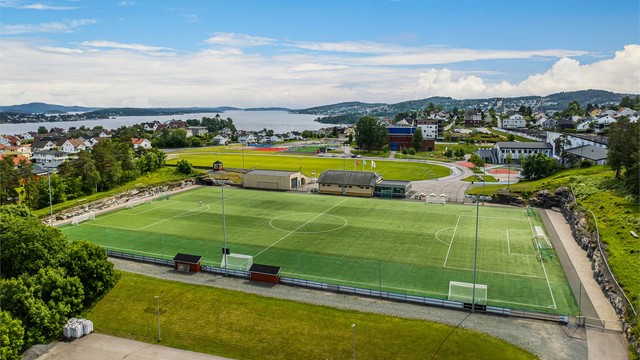 Kort gangavstand til fotballbanen på Furulund. Her spiller Brevik fotballag kamper.