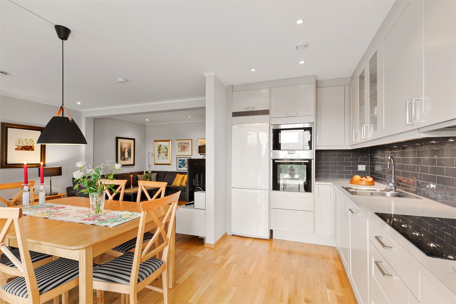 Åpen løsning mellom stue og kjøkken 