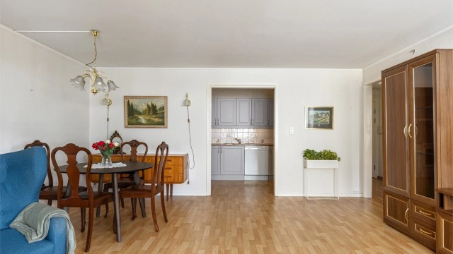Praktisk tilknytning mellom stuen og det tilstøtende kjøkkenet.