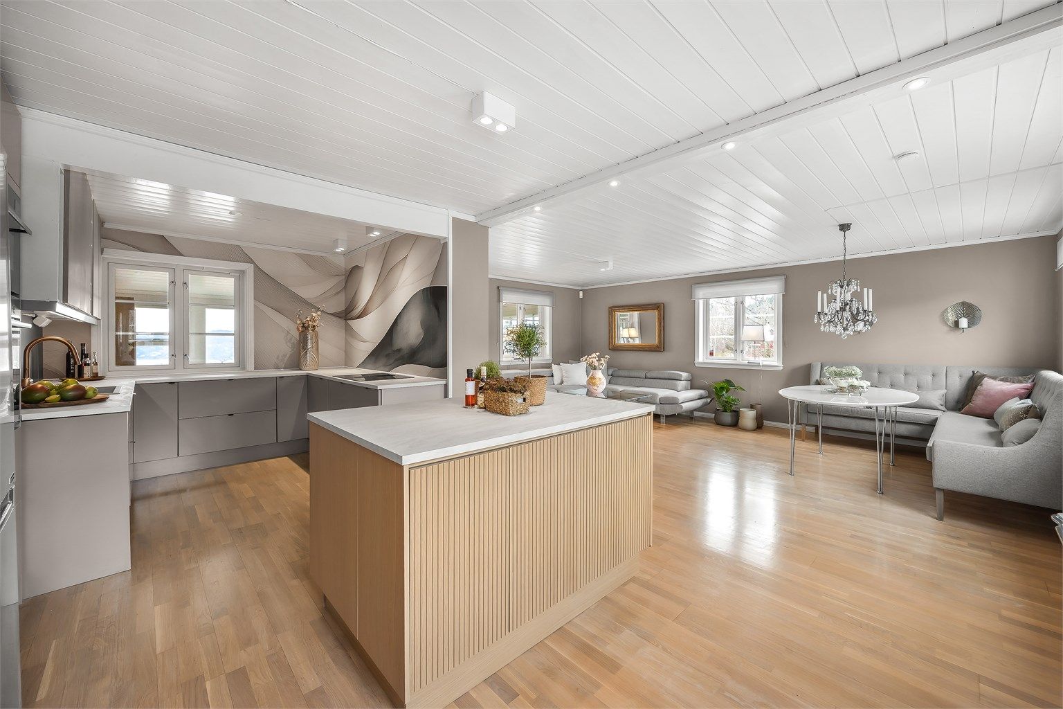 Den åpne løsningen binder kjøkken og stue sammen til et stort og sosialt allrom.