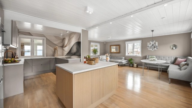 Den åpne løsningen binder kjøkken og stue sammen til et stort og sosialt allrom.