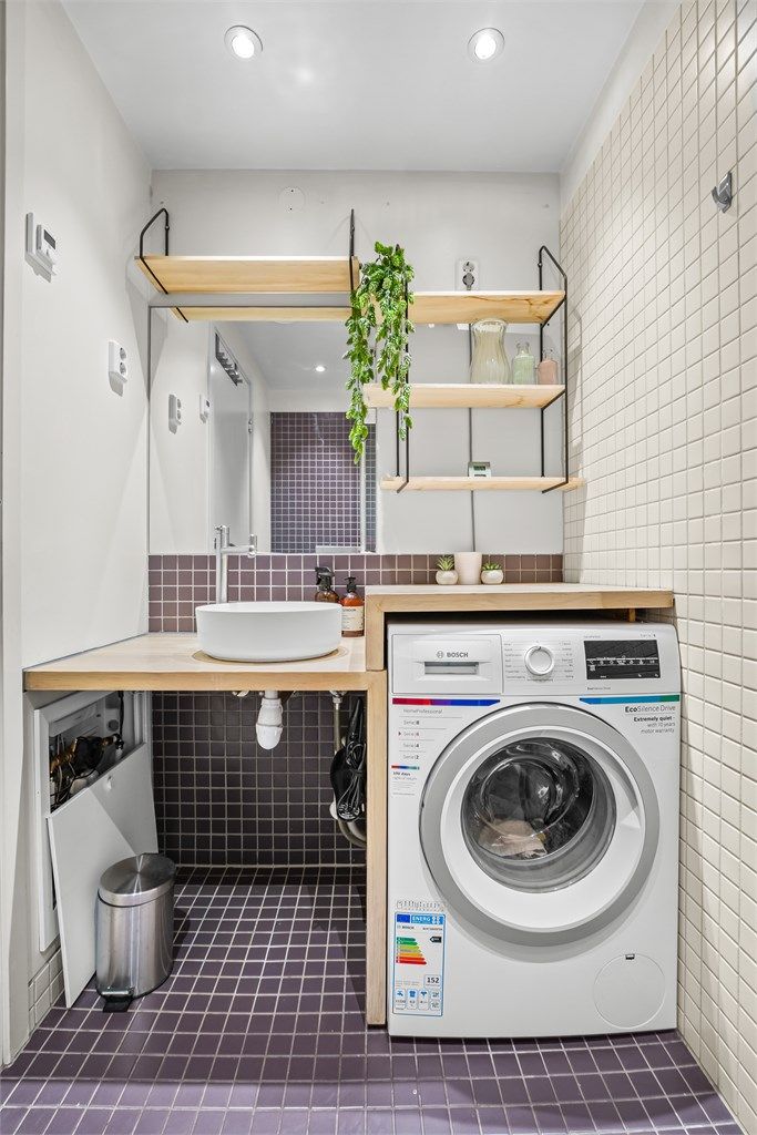 Flislagt bad med elektrisk gulvvarme og opplegg for vaskemaskin.