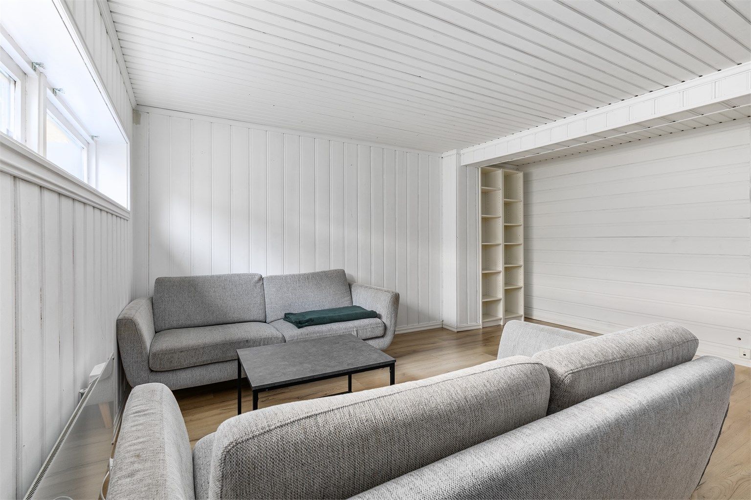 Dette kjellerrommet er byggemeldt som "disponibelt", men tatt i bruk som stue. Bruksendring og innredning er ikke omsøkt/godkjent, rommet er heller ikke godkjent for varig opphold.