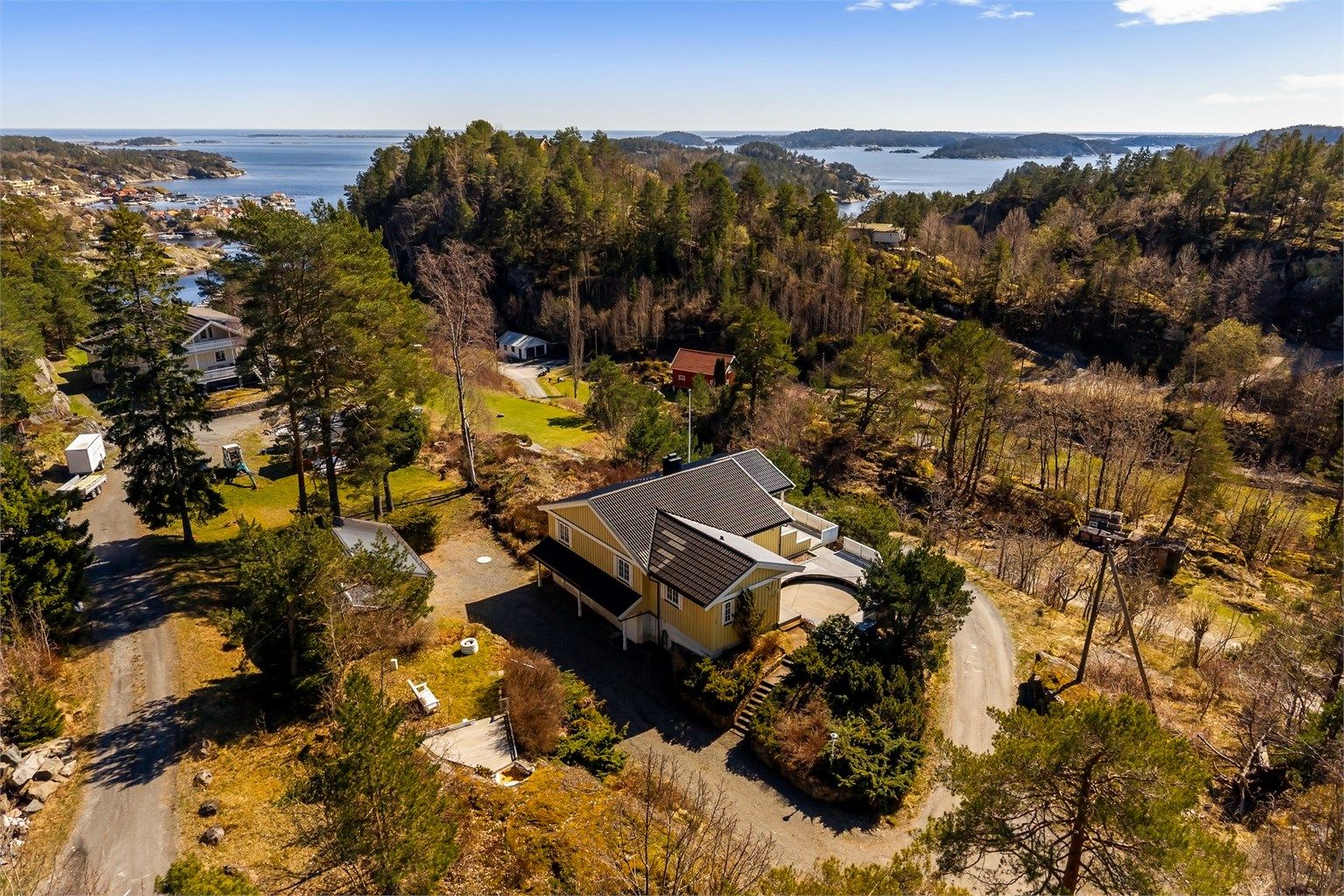 Landlig beliggenhet med kort avstand til sjøen og fine turområder.