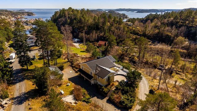 Landlig beliggenhet med kort avstand til sjøen og fine turområder.