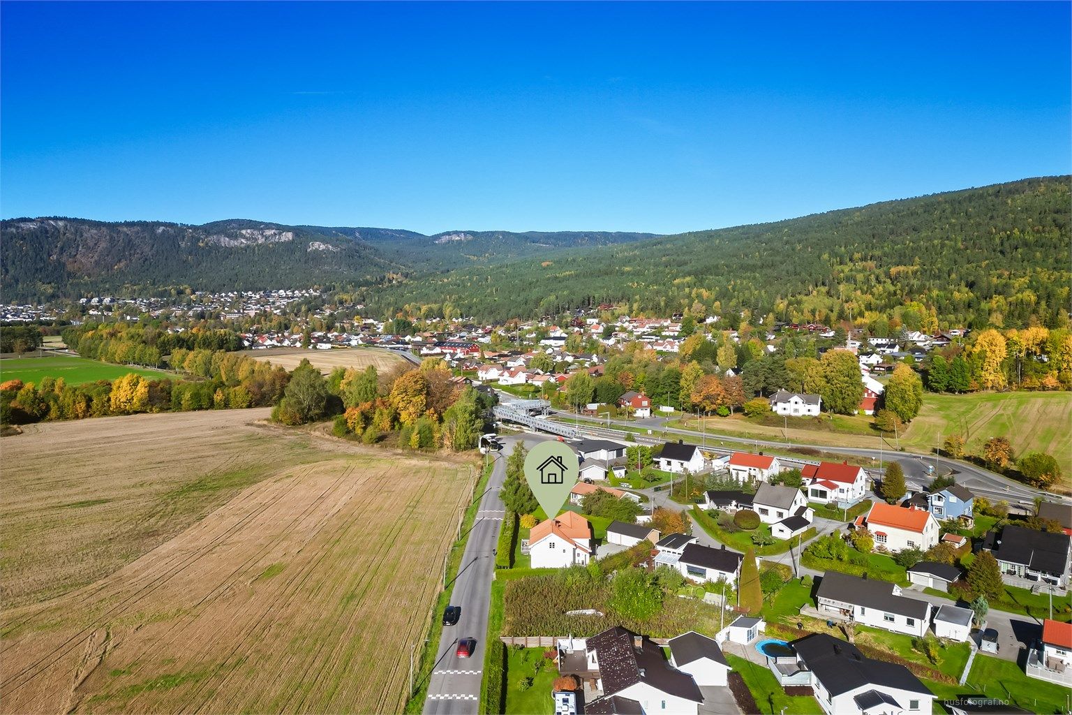 Fra eiendommen er det ca. 1-2 km til flere barnehager og barneskole.
