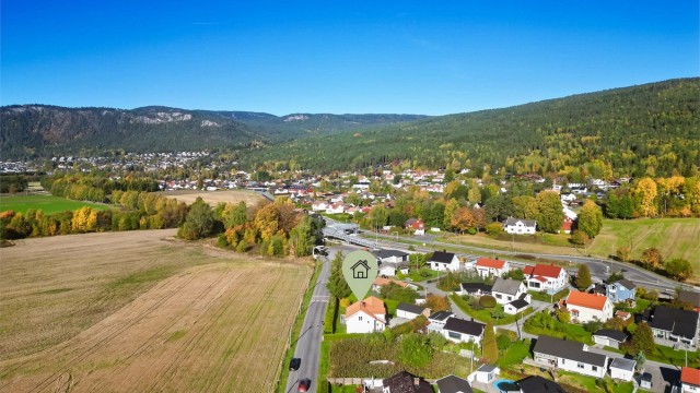 Fra eiendommen er det ca. 1-2 km til flere barnehager og barneskole.
