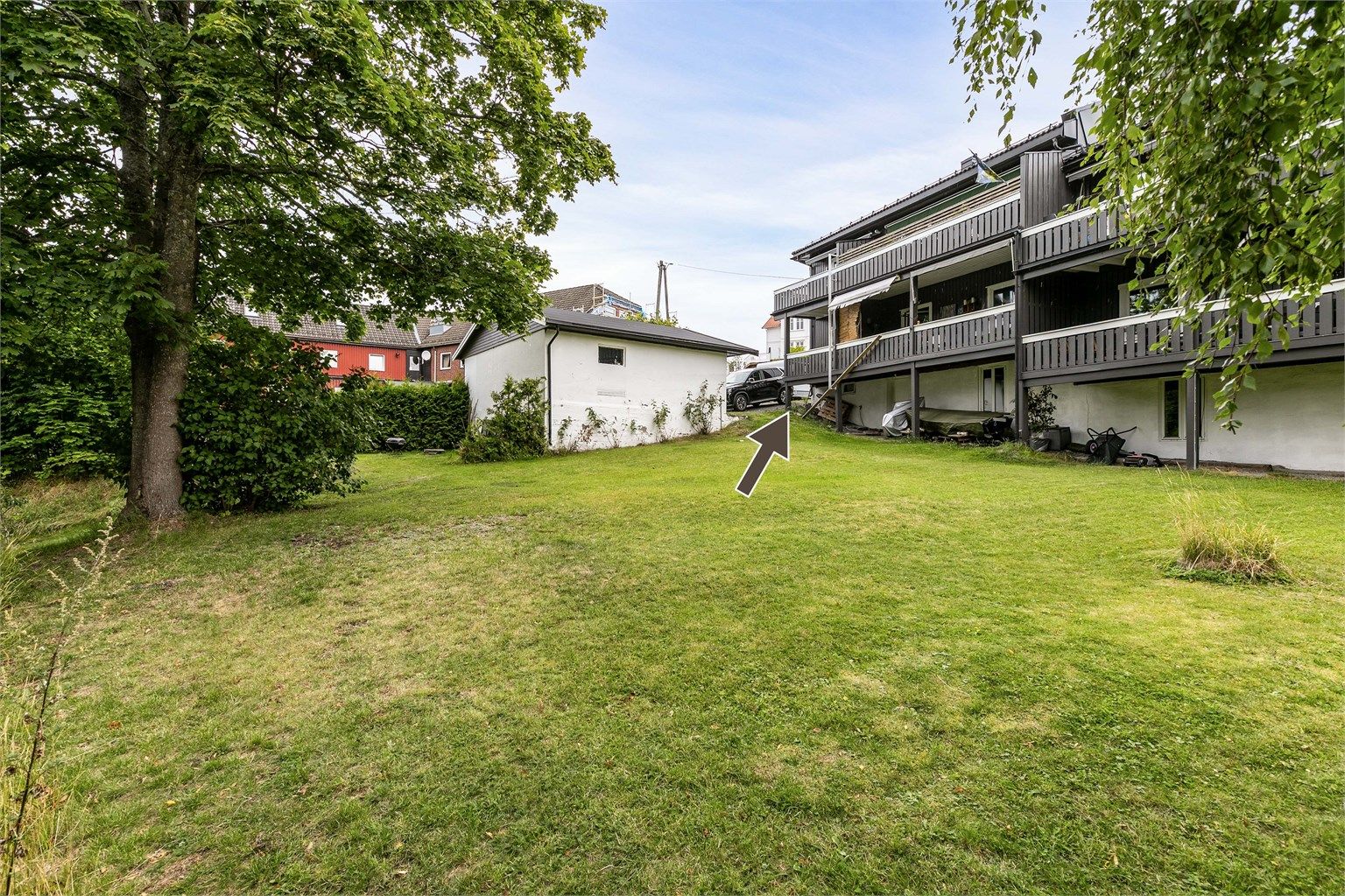 Søndre Elvegata 1A presenteres av Krogsveen. Leiligheten er gjennomgående i enden av første etasje. Fotograf; Børge Oppegård.