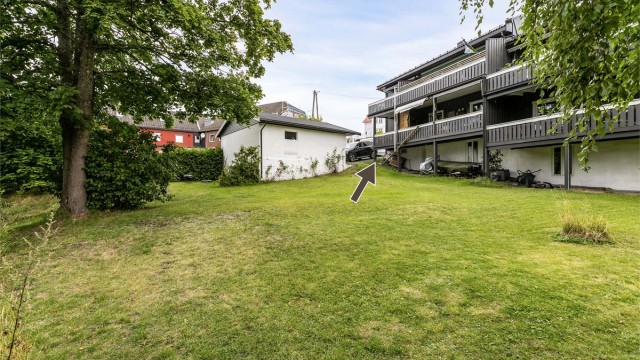 Søndre Elvegata 1A presenteres av Krogsveen. Leiligheten er gjennomgående i enden av første etasje. Fotograf; Børge Oppegård.