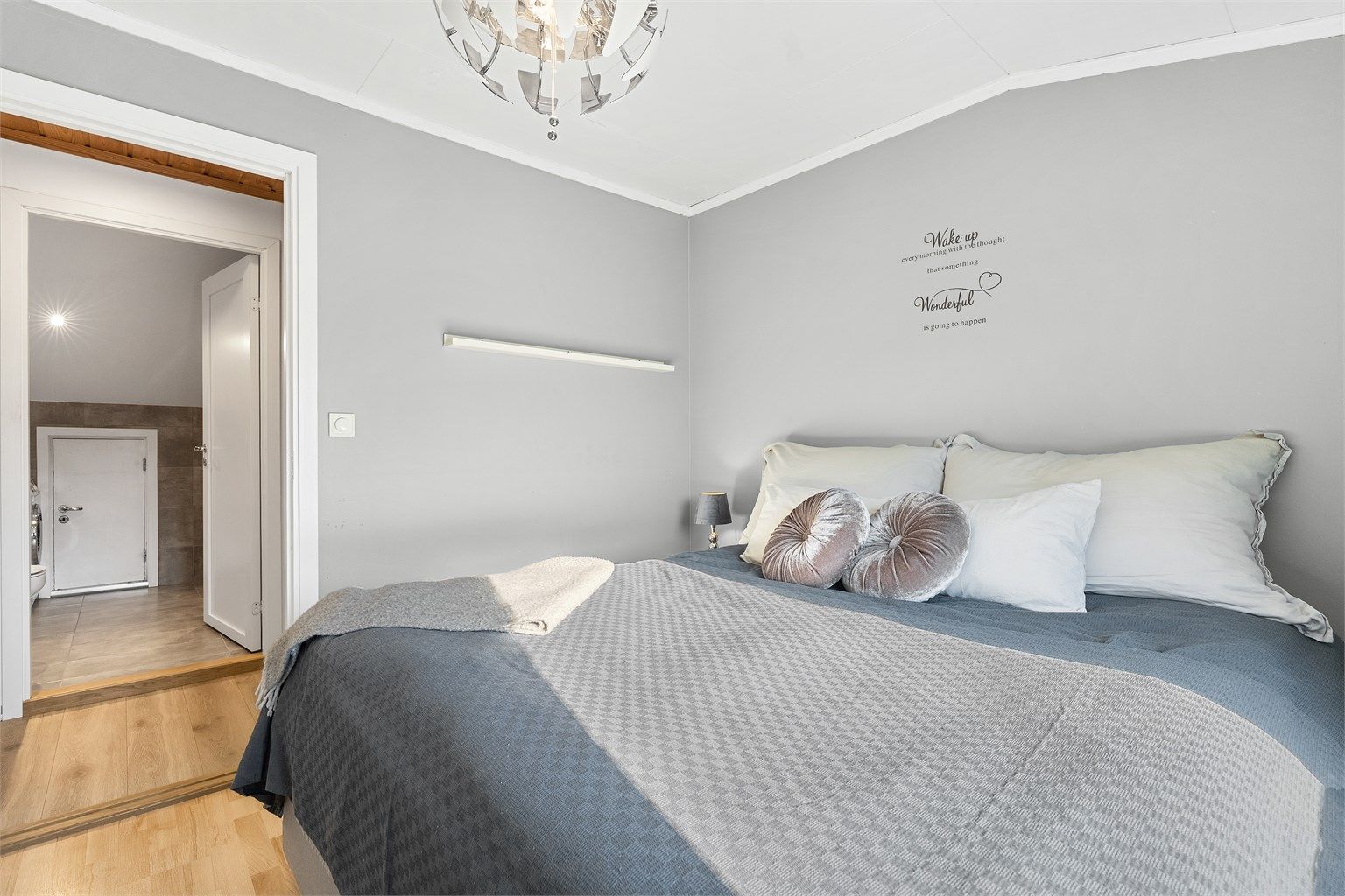 Laminat på gulv, malte slette flater på vegg og takplater i himling