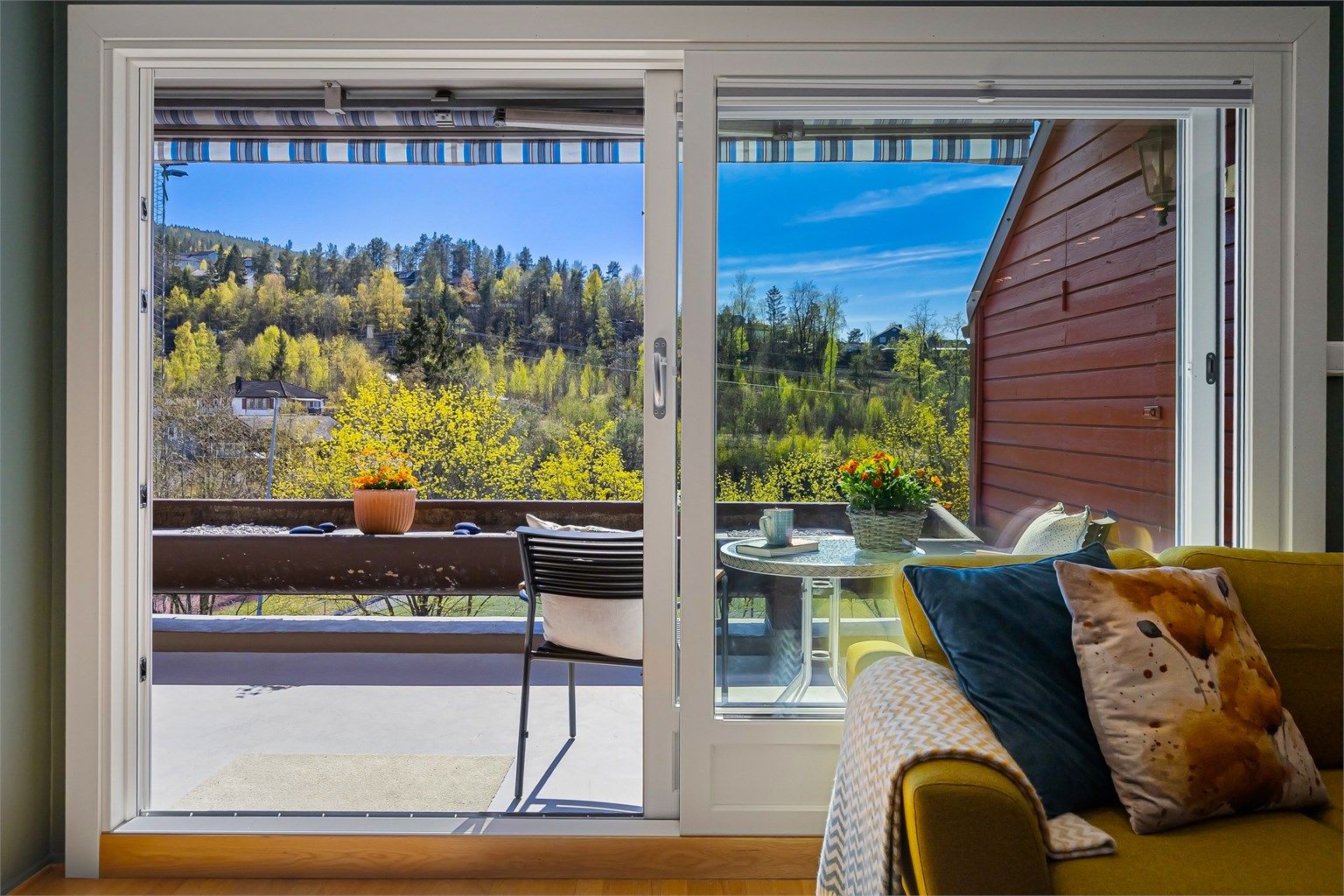 Fra stuen er det utgang til en herlig sydvestvendt terrasse på 12 kvm hvor solen kan nytes