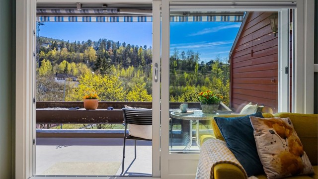 Fra stuen er det utgang til en herlig sydvestvendt terrasse på 12 kvm hvor solen kan nytes