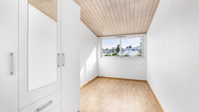 Barnerommene er samlet vegg mot vegg på motsatt side av etasjen i forhold til hovedsoverommet. Dette har over 8 kvm. gulvflate.