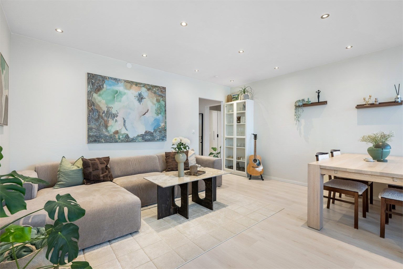 Lekker leilighet med gjennomført god standard. 